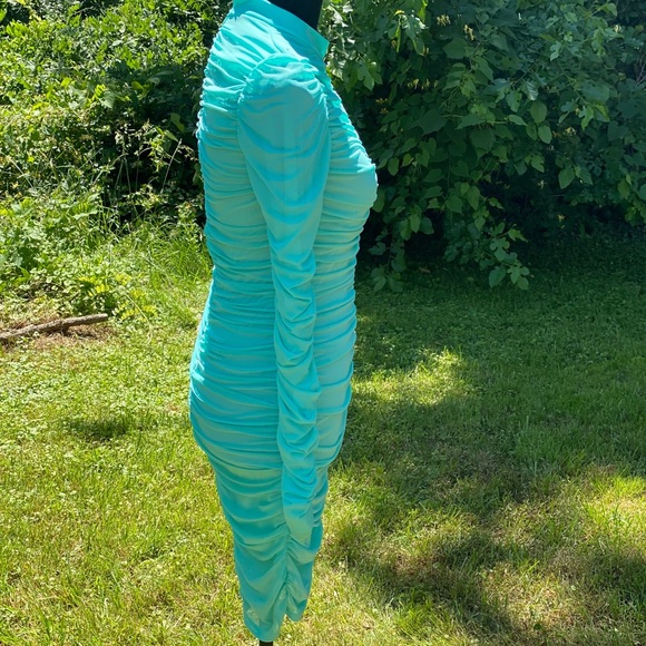 A long sleeve green dress - Picture 4 of 4